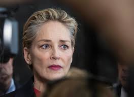 Sharon Stone si iscrive a una app di incontri, ma le bloccano il profilo