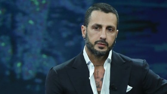 Fabrizio Corona festeggia il compleanno con familiari e amici, tra cui la Moric che chiama ‘moglie’, scoppia la polemica perché avrebbe violato le norme della quarantena