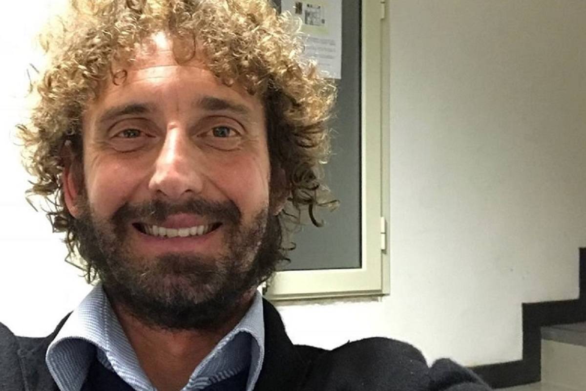 Iene, Filippo Roma e Fabrizio Arioli trattenuti da 2 ore nell’ambasciata della Costa d’Avorio: “Bloccati da 5 uomini della sicurezza”