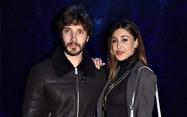 Belen e Stefano De Martino, red carpet da innamorati alla sfilata di Marcelo Burlon a Milano: look casual per la showgirl e per il conduttore e ballerino