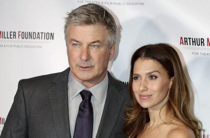 Hilaria Baldwin svela: «Alec ha aspettato sei settimane per baciarmi» - Il  Decoder