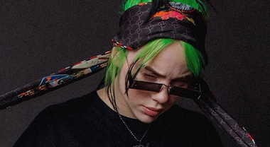 Billie Eilish si spoglia, messaggio contro il body shaming