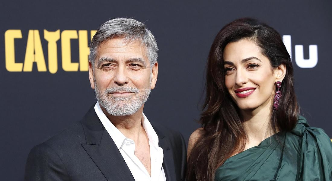 George Clooney e Amal donano un milione di dollari (anche all’Italia)