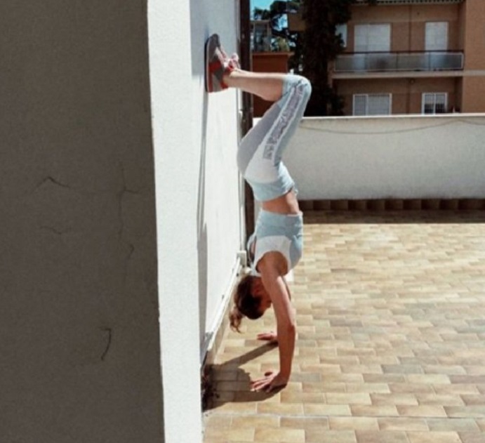 Emma Marrone si allena sulla terrazza condominiale, fa la verticale e posta la foto