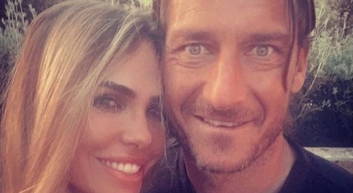 Ilary Blasi, compleanno super romantico in quarantena: cena a lume di candela con Totti e un mare di rose rosse nella mega villa a Roma