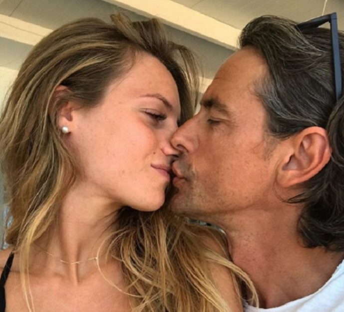 La fidanzata di Filippo Inzaghi, Angela Robusti, pubblica una rarissima foto insieme all’allenatore: bacio social e romantica dedica