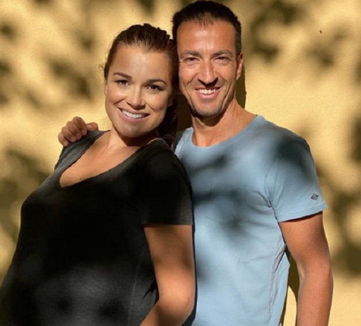 Alena Seredova e Alessandro Nasi, emozionante dolce attesa in coppia. L’ex moglie di Gigi Buffon mostra il suo pancione di 35 settimane: ‘Non è una situazione idilliaca, avrei preferito stare più serena…’