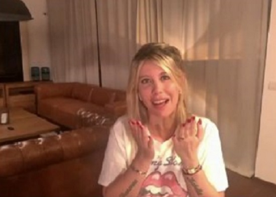 Wanda Nara si collega col GF Vip da casa, spunta Icardi e lei lo bacchetta: ”Non parlare di calcio però eh…!’’