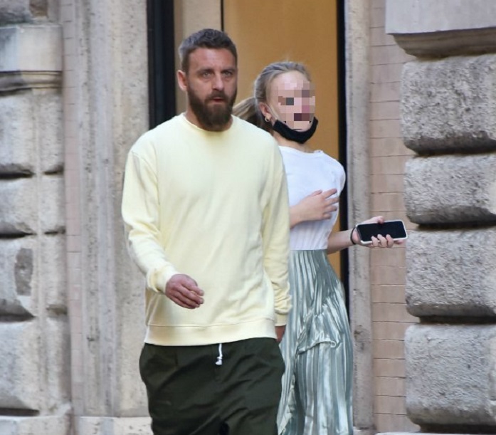 Daniele De Rossi e la figlia Gaia finalmente riuniti: i due non rinunciano allo shopping extra lusso in centro a Roma