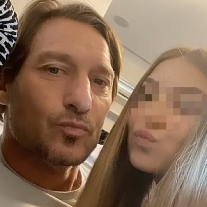 Francesco Totti e Ilary Blasi furiosi: “Il lato B di Chanel in copertina, mercificate nostra figlia”