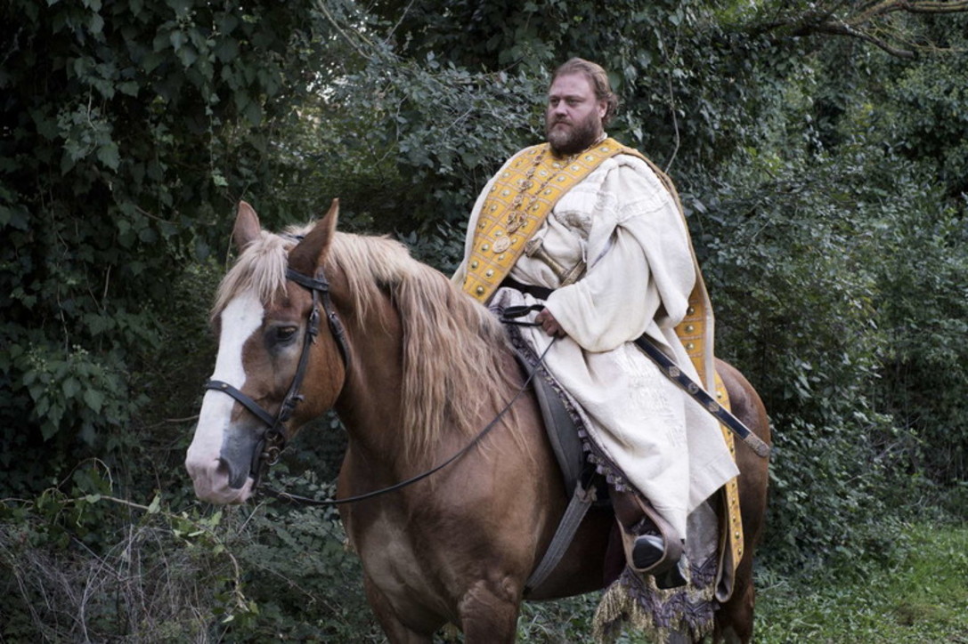 Stefano Fresi a capo de “Il Regno” in un Medioevo fuori Roma: la commedia su Infinity