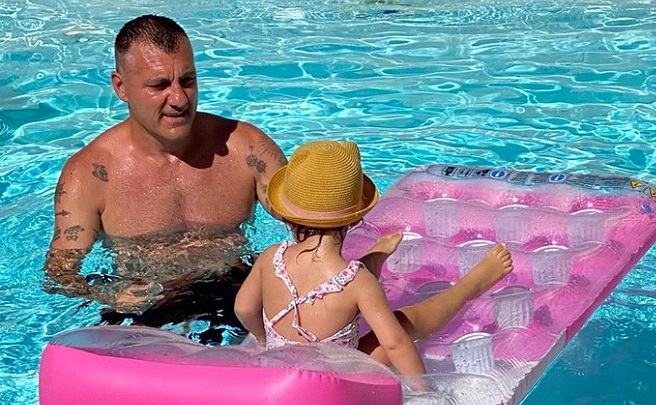 Christian Vieri e la sua vita da bomber: in piscina con la sua principessa