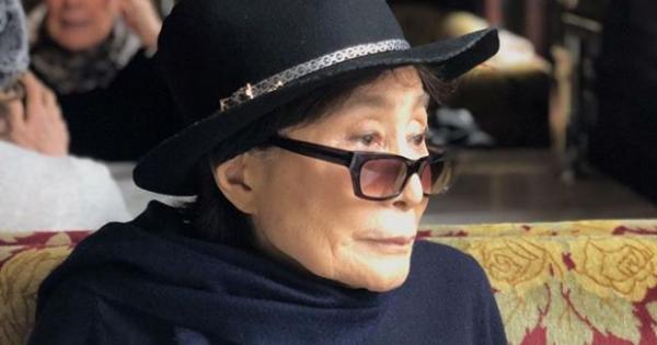 Yoko Ono sta male: assistita 24 ore su 24 è su un sedia a rotelle