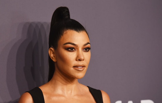 Kourtney Kardashian sfoggia una french manicure arcobaleno