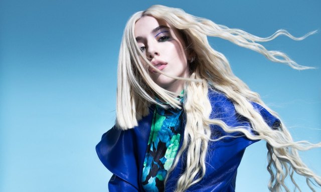 Primo album per Ava Max, fenomeno pop del momento: “Parlo delle dualità e delle sfide che dobbiamo affrontare ogni giorno”