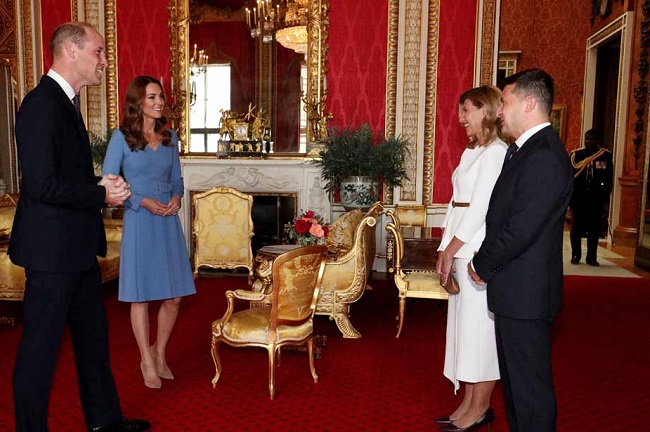 William d’Inghilterra e Kate Middleton riaprono le porte di Buckingham Palace. E fanno le veci della regina Elisabetta