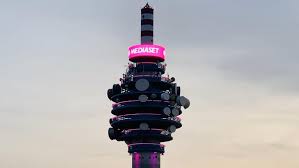 Mediaset, la torre si tinge di rosa per la prevenzione contro il tumore al seno