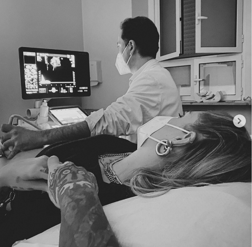 Fedez e Chiara Ferragni, l’amore per la bimba che verrà: «Aspettando te»