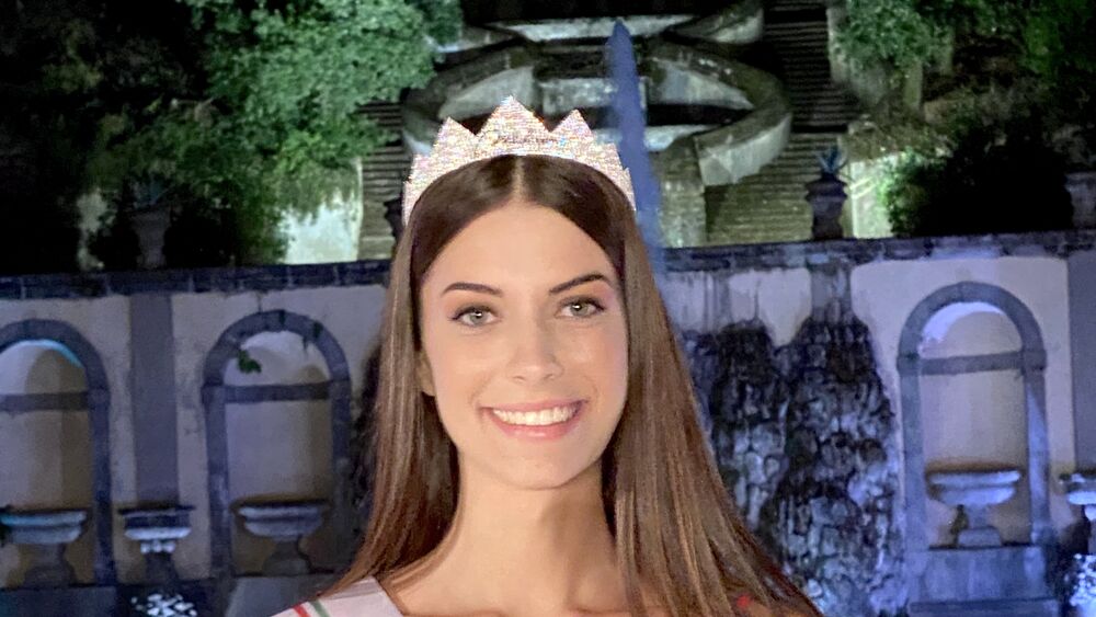 Martina Sambucini eletta Miss Italia 2020, dopo 27 anni la 19enne riporta la corona a Roma