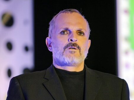 Miguel Bosé, due grammi di coca e il Covid che non esiste: la lunga intervista senza mascherina