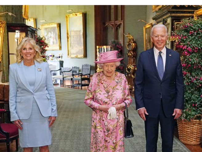 Elisabetta II, un tè con Joe e Jill Biden al castello di Windsor