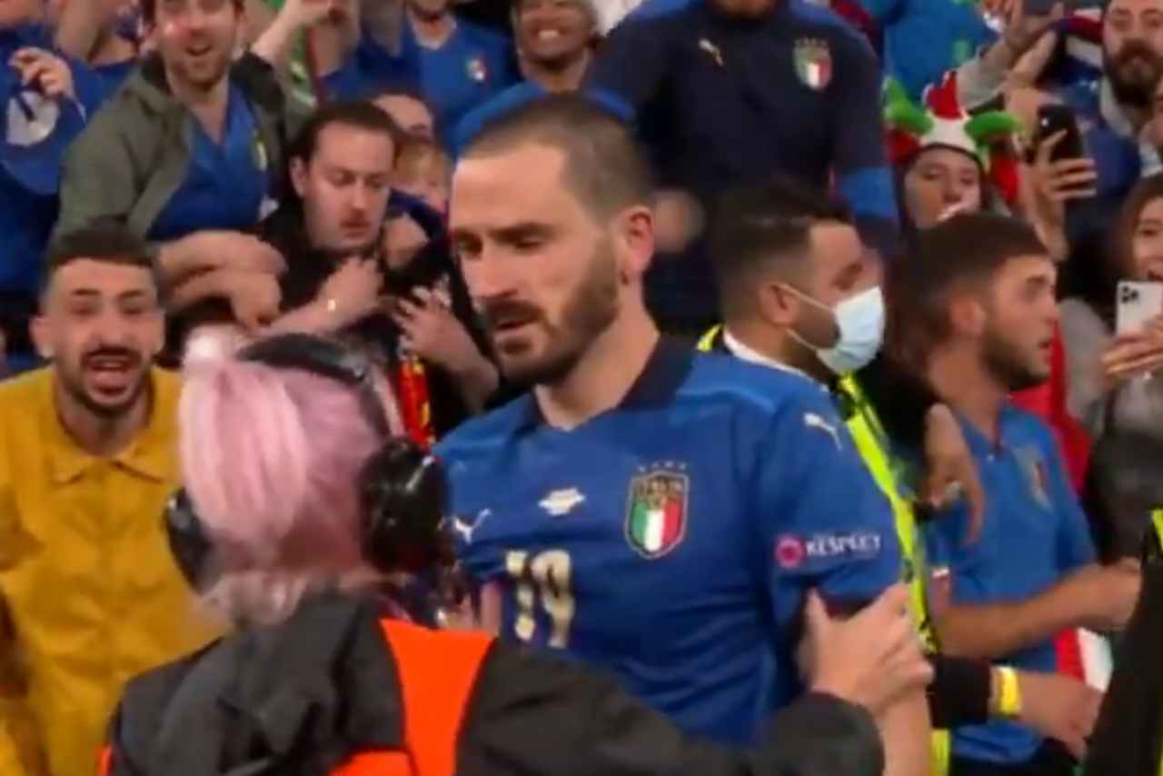 Italia-Spagna, la gaffe della steward: scambia Bonucci per un tifoso e cerca di allontanarlo