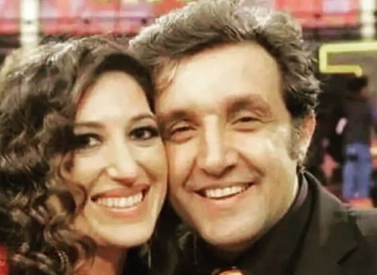 Flavio Insinna parla per la prima volta della sua (giovane) fidanzata: “Adriana mi ha reso un uomo migliore”