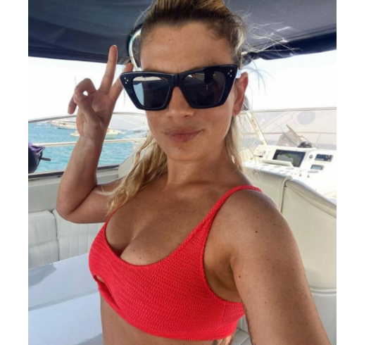 Emma Marrone al mare in barca orgogliosa del suo bikini ‘imperfetto’