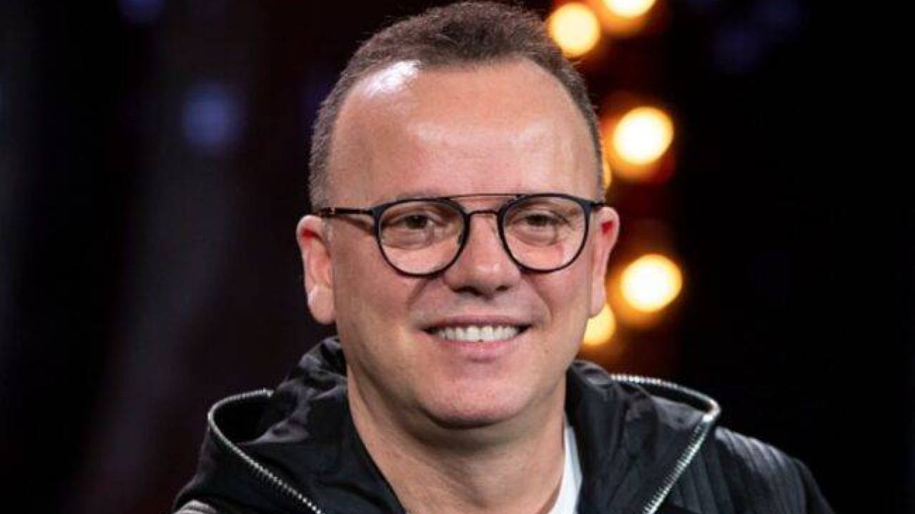 Gigi D’Alessio e Denise genitori, ecco le foto del pancino: che rotondità!