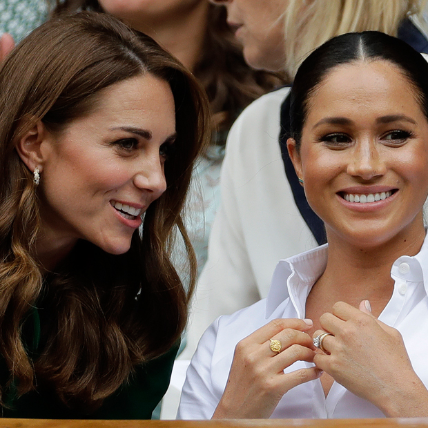 Meghan Markle e Kate Middleton, il faccia a faccia alle nozze del figlio di Victoria e David Beckham: «Preoccupante»