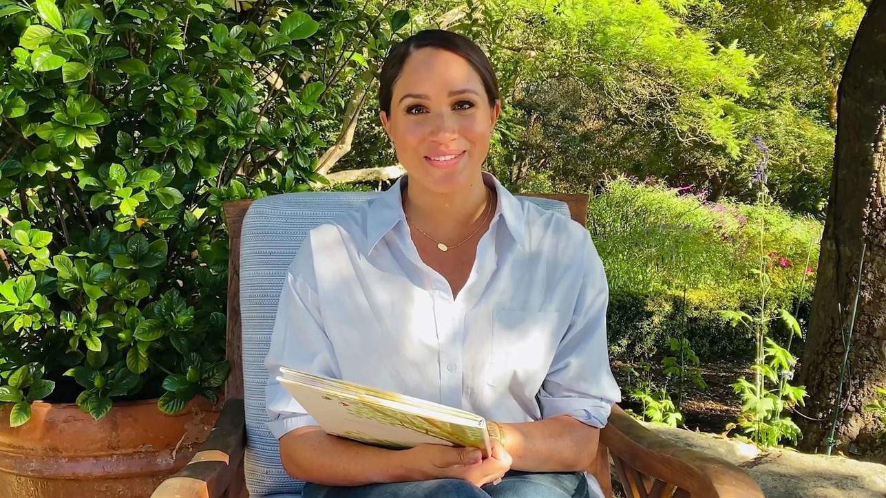 Meghan Markle legge il suo primo libro per bambini sulla panchina della villa