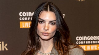 Emily Ratajkowski rivela: «Incolpavo me stessa per le molestie che ho subìto»