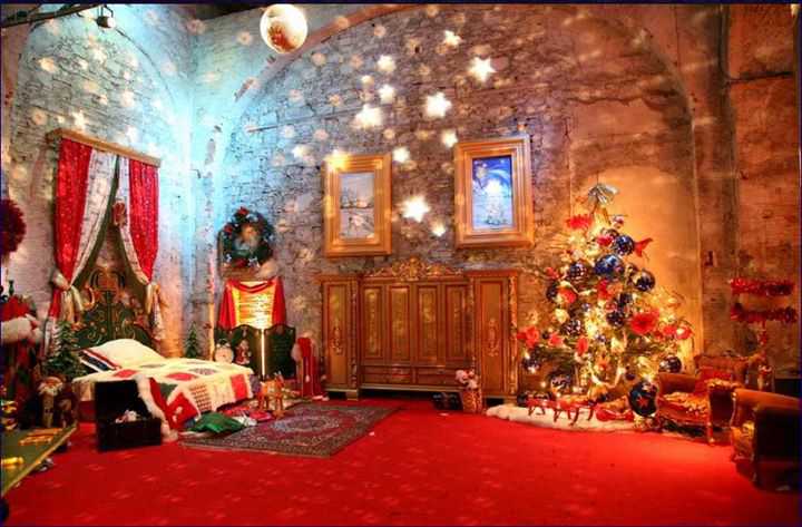 Babbo Natale nei ritratti d’autore.  Anche una mostra d’arte dedicata al supereroe del Natale nel Fantastico Castello