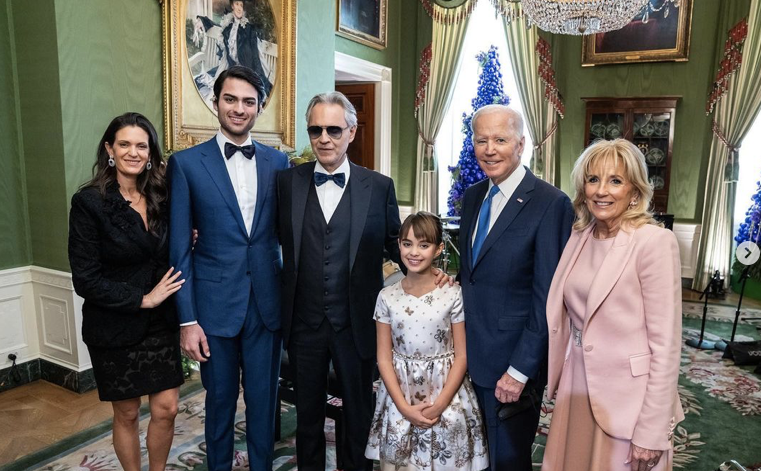 Le foto di Andrea Bocelli & family ospiti alla Casa Bianca dai Biden sono orgoglio puro