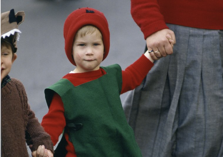 Ma la tenerezza delle foto del principe Harry da piccolo mentre faceva il presepe vivente?