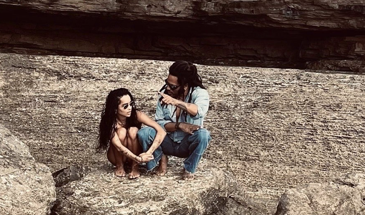 La foto di Lenny e Zoe Kravitz al mare racchiude tutto l’amore assoluto che desideriamo per il 2022