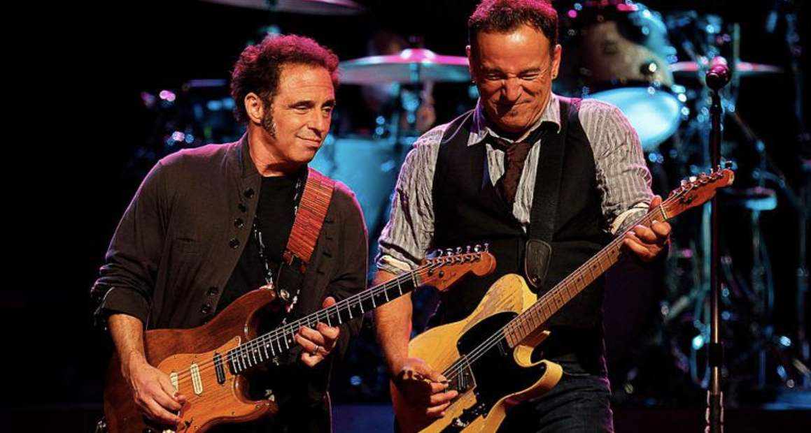 Musica: dopo Neil Young e Joni Mitchell, anche il chitarrista Nils Lofgren lascia Spotify