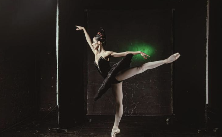 Danza, dal grande schermo al teatro vola ‘Il cigno nero’ di Daniele Cipriani