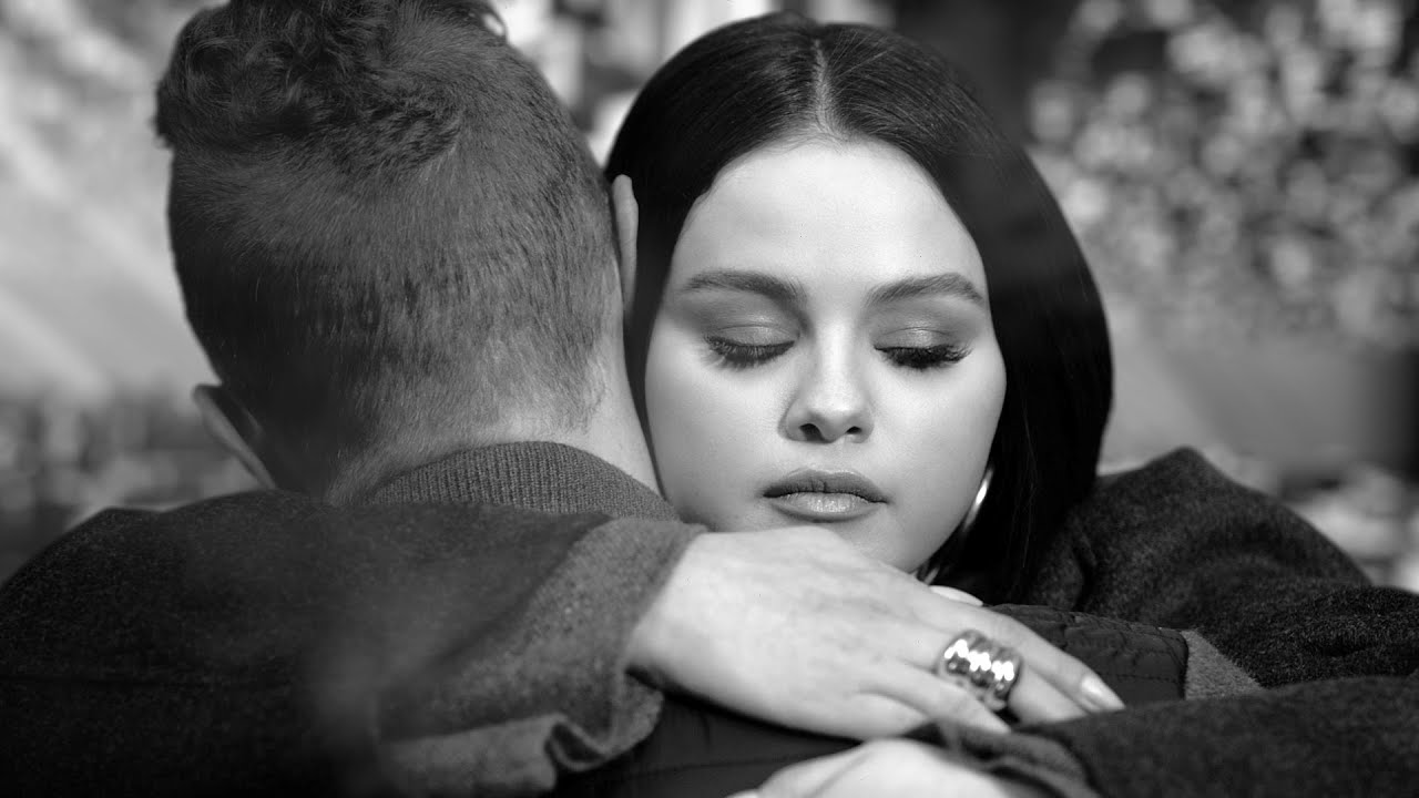 Coldplay e Selena Gomez, pubblicato il videoclip ufficiale del brano Let Somebody Go