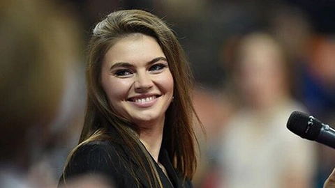 “L’amante di Putin, Alina Kabaeva, è nascosta in Svizzera con i loro quattro figli”