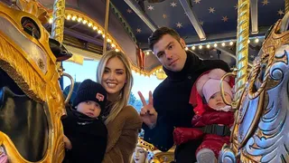 Chiara Ferragni e Fedez a Disneyland Paris, ritratto di famiglia felice