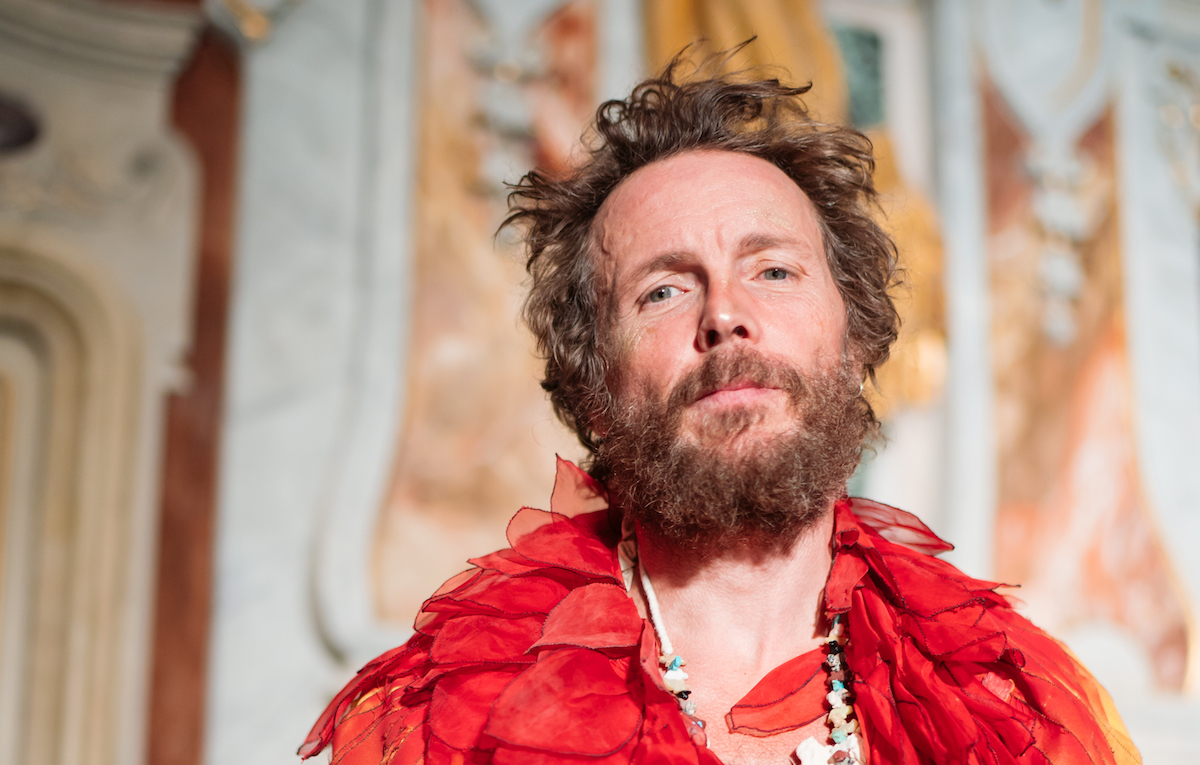 Jovanotti saluta la primavera con una serenata rock’n’roll: ecco “I Love You Baby”