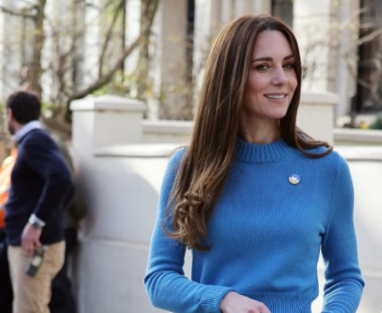 Il maglioncino azzurro di Kate Middleton al Centro culturale ucraino è un omaggio alla bandiera del Paese