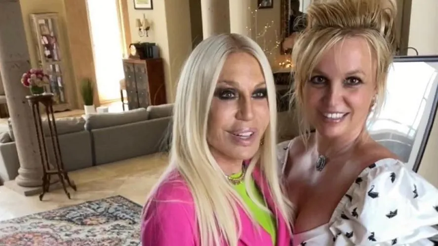 Donatella Versace e l’incontro con Britney Spears: ‘E’ stato molto toccante, a casa sua abbiamo…’