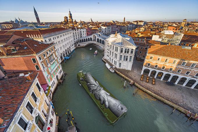 A Venezia l’abbraccio alla Terra di Saype: land art sostenibile contro l’emergenza climatica