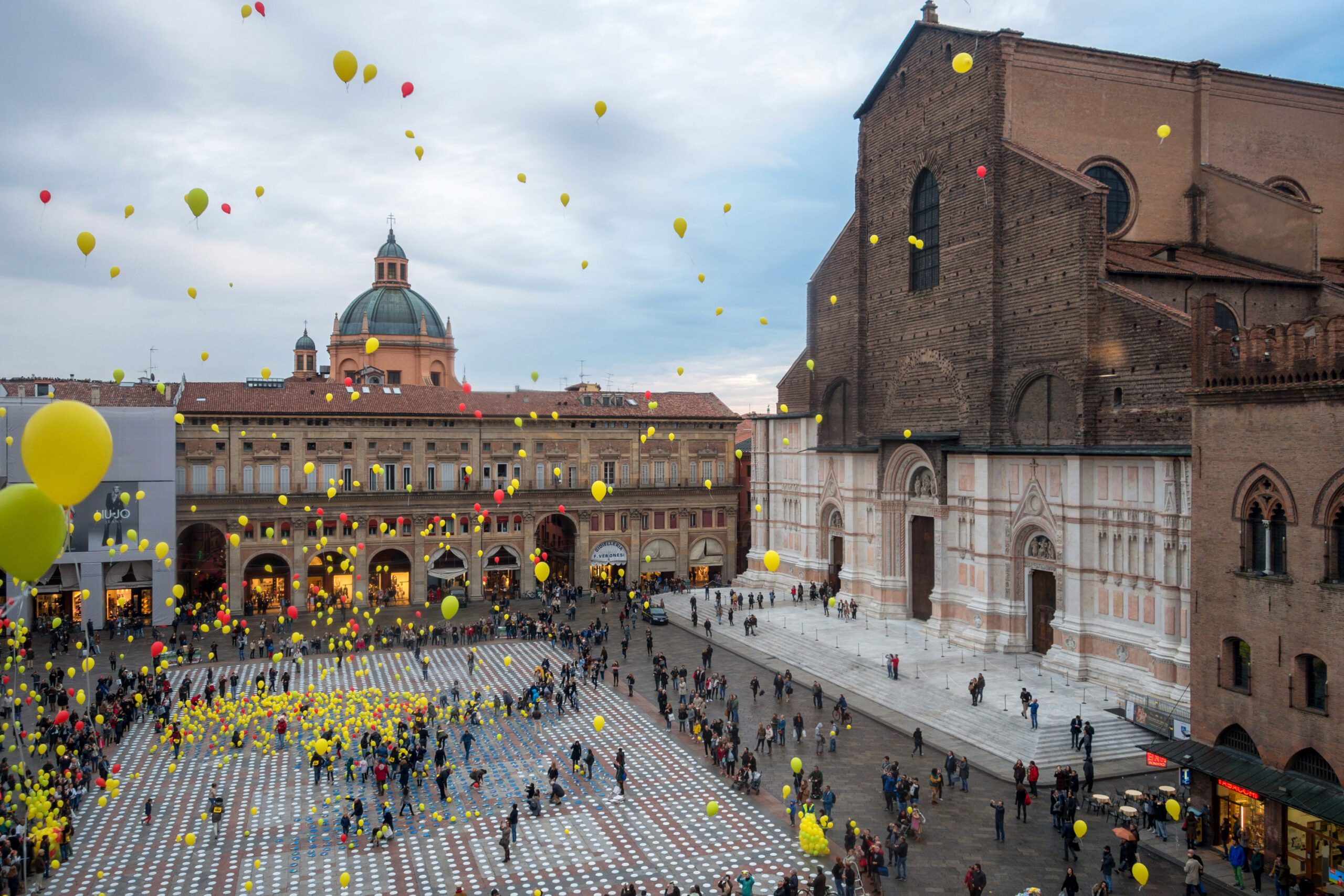 Bolgona, in piazza Maggiore concerto per la pace