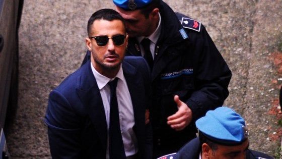 Fabrizio Corona definì i Ferragnez “ebeti”, a processo