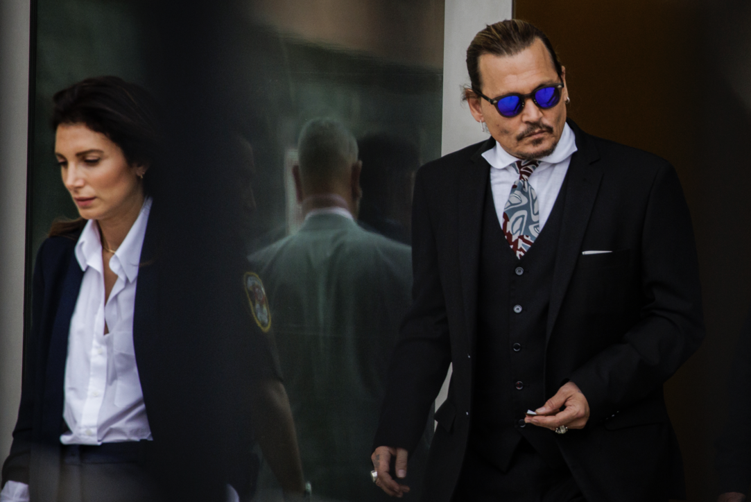 Johnny Depp si difende in tribunale: “Non ho mai picchiato Amber Heard”