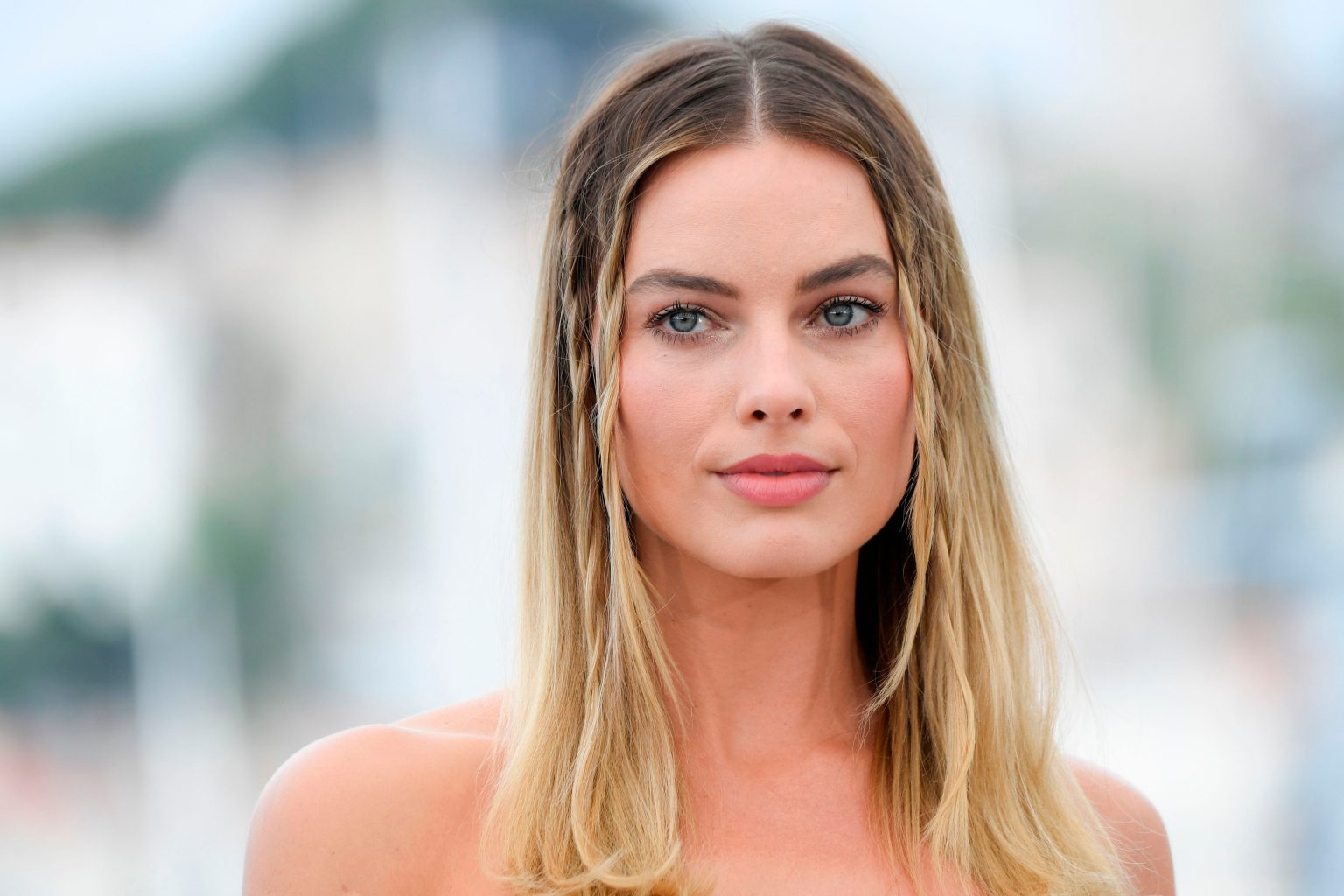 Margot Robbie sulla foto di lei in lacrime a casa di Cara Delevingne: “Non era casa sua”