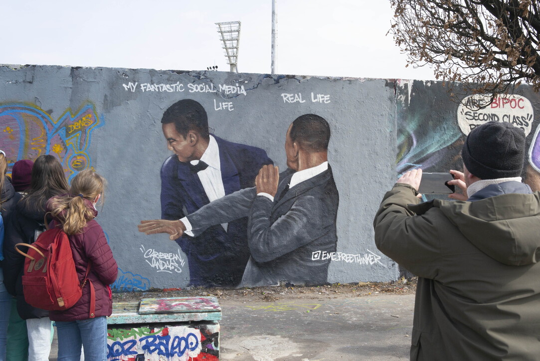 Lo schiaffo di Will Smith a Chris Rock diventa un murale sul Muro Di Berlino